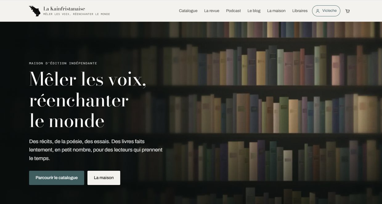 Page d'accueil du site La Kainfristanaise : grand titre en serif clair sur une photothèque de livres.