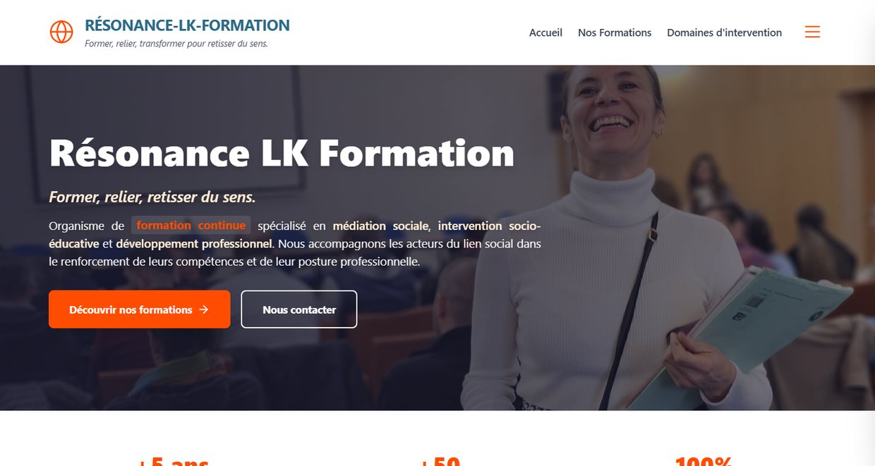 Page d'accueil du site Résonance LK Formation : titre blanc sur photo de formation, accents orange.